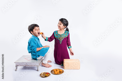 Foto indian small brother and sister enjoying and celebrating Raksha Bandhan festival