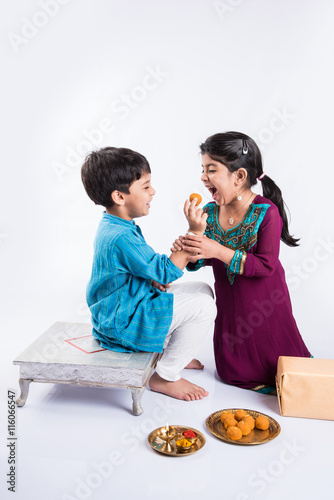 Foto indian small brother and sister enjoying and celebrating Raksha Bandhan festival
