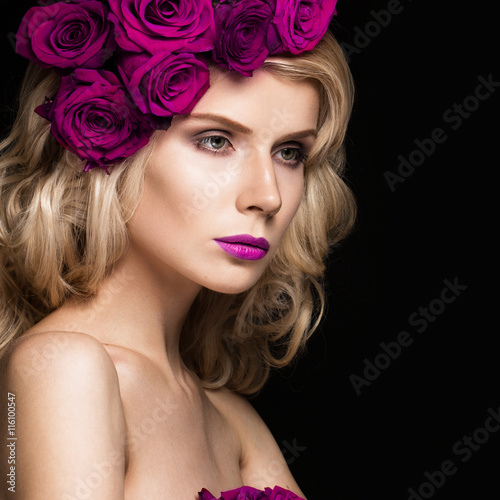 Leinwand Poster Beautiful blond girl in dress and hat with roses, classic makeup, curls, red lips