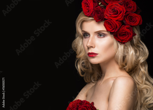 Poster Beautiful blond girl in dress and hat with roses, classic makeup, curls, red lips