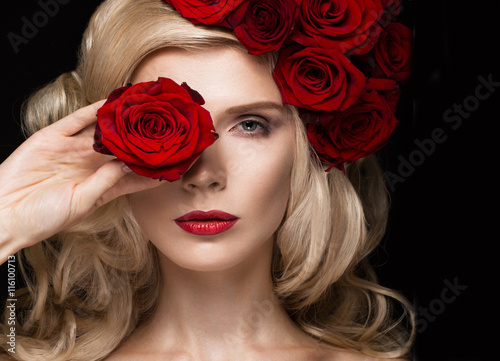 Foto Beautiful blond girl in dress and hat with roses, classic makeup, curls, red lips