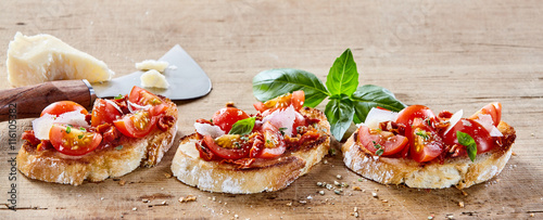 Fotografía Italian bruschetta with parmigiana cheese