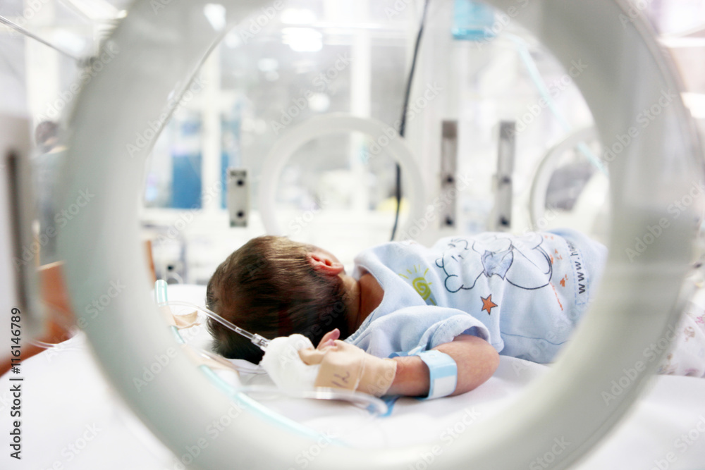 Newborn baby in hospital. - obrazy, fototapety, plakaty 