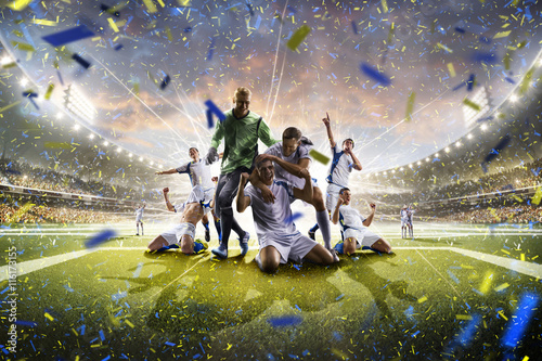 Plakat Kolaż dorosłych piłkarzy w akcji na panoramę stadionu