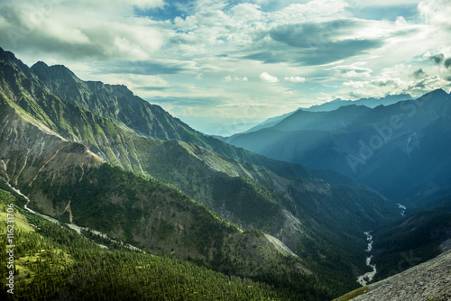 lato-gory-krajobraz-w-baikal-gorach