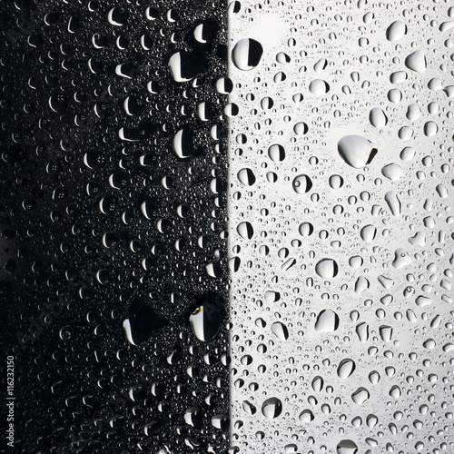 Naklejka - mata magnetyczna na lodówkę Water drops black and white background