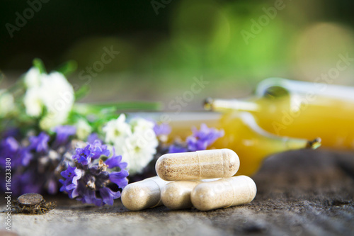 Fotografía natural medicine products on wooden background