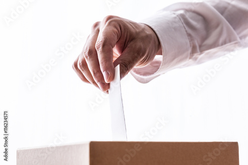 Foto  投票する男性、白シャツ
