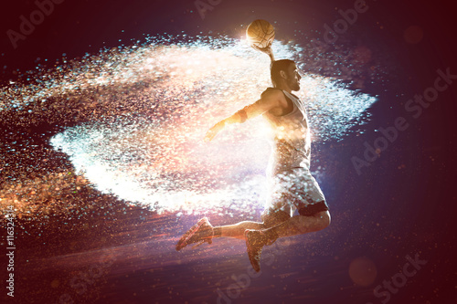 Plakat Basketballer skacze do kosza