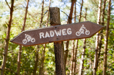 Radweg Schild im Wald