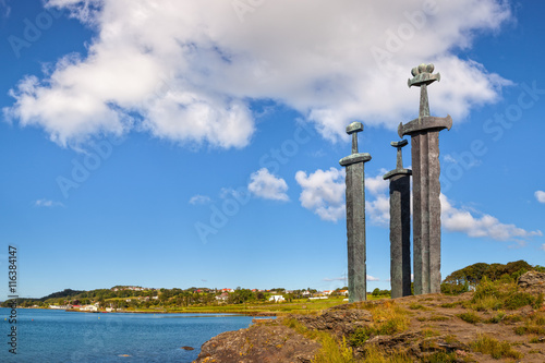 Fotografía Three large swords stand on the hill as a memory to the Battle of Hafrsfjord in year 872 in Stavanger, Norway