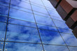 Szklane ściany budynku / nowoczesne budownictwo