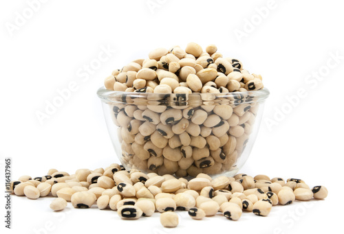 Fotografia, Obraz black eyed peas beans on wood cup isolated