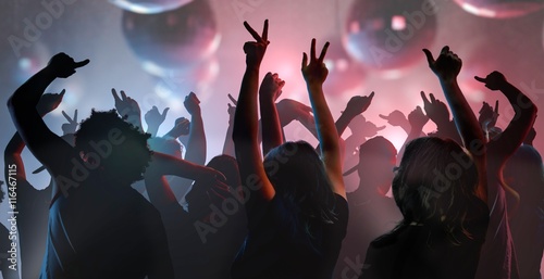 Zdjęcie XXL Nocne życie i dyskoteka koncepcja. Młodzi ludzie tańczą w klubie.