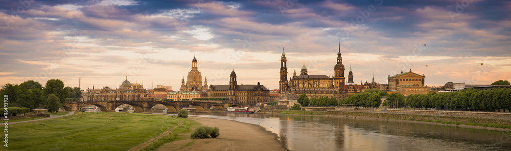 Panorama mit Frauenkirche in Dresden - obrazy, fototapety, plakaty 