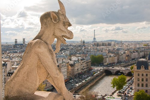 Plakat Gargulec na katedrze Notre Dame i mieście Paryż z bliska, Francja