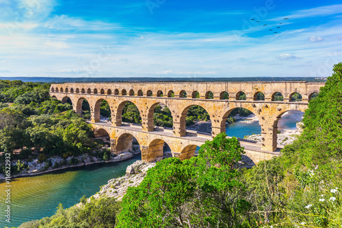 Cuadros en Lienzo Three-tiered aqueduct Pont du Gard and natural park