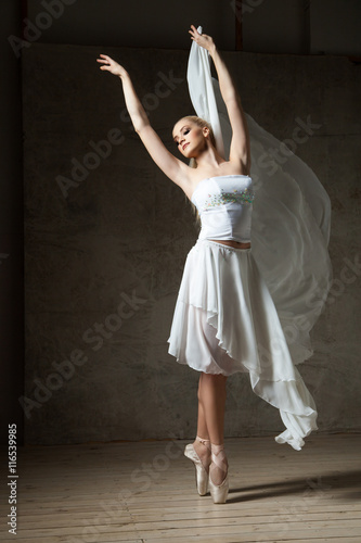 elegancka-balerina-tanczaca-w-bialych-strojach-i-baletach