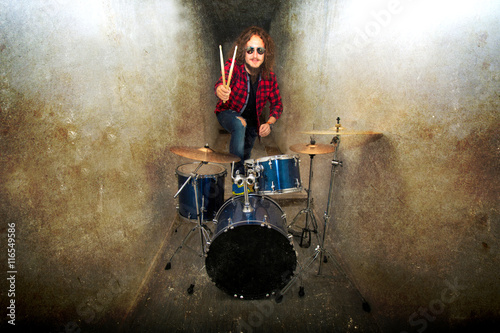 Plakat Bębny koncepcyjnego obrazu. Perkusista rockowy i jego zestaw perkusyjny.