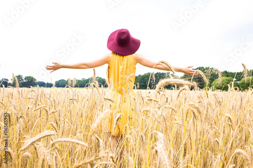 Fotografia Schöne Frau auf einem Getreidefeld