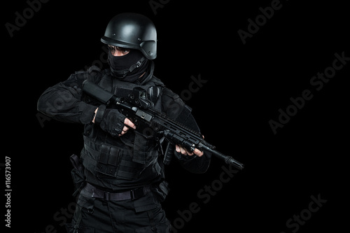 Zdjęcie XXL Oficer policji spec ops SWAT w czarnym mundurze i masce na twarz
