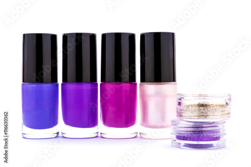 Photographie Soin des ongles et vernis isolé sur fond blanc.
