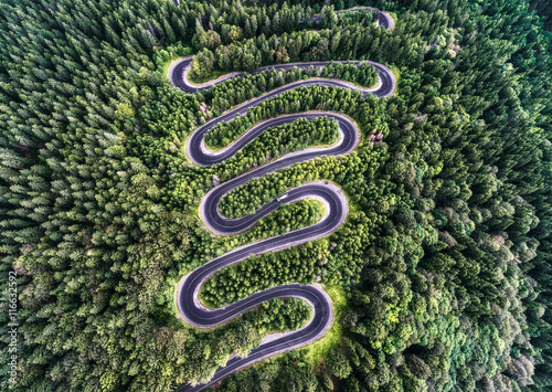 zakret-drogi-z-przeleczy-gorskich-w-transalpina-rumunia
