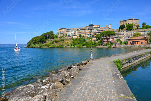 Fotografie, Obraz Summer on the Bolsena lake (Lazio, Italy) - The town of Capodimonte