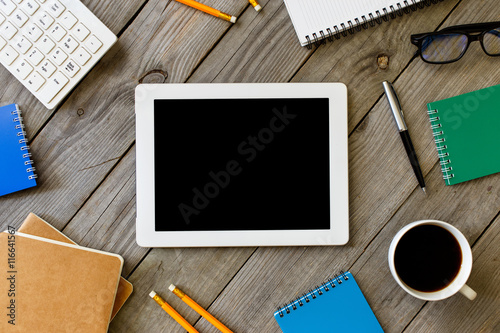 Zdjęcie XXL Biała pastylka z pustym ekranem na drewnianym biurku
