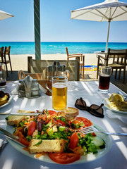 Wall Mural - frischer Salat in einem Restaurant am Meer