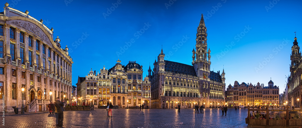 Obraz na płótnie The famous Grand Place in blue hour in Brussels, Belgium w salonie