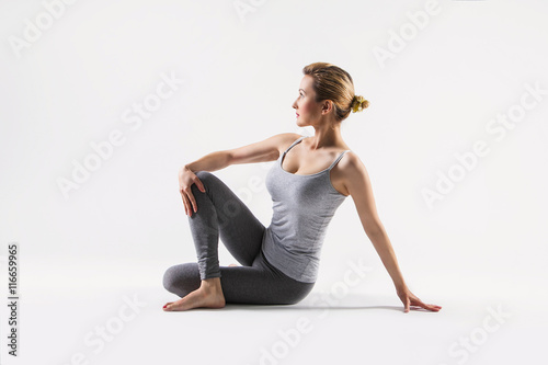 Poster Schöne junge Frau, die Yoga tut. Isoliert auf weiß