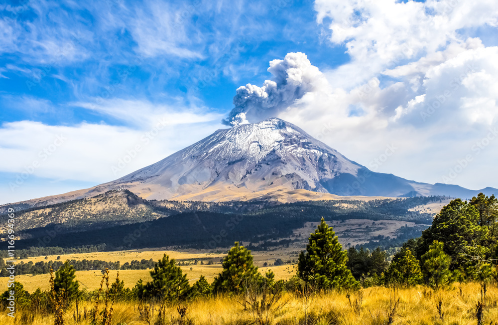 Active Popocatepetl volcano in Mexico - obrazy, fototapety, plakaty 