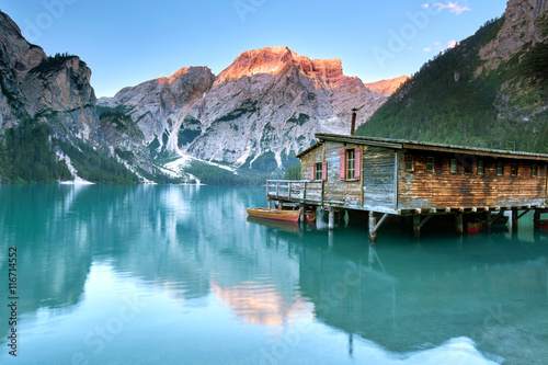 фотография Alpenglühen in den Dolomiten, grüner Bergsee