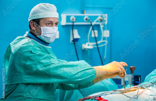 Fotografía Young, orthopedic surgeon while operating the lumbar spine.