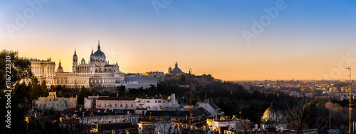 Fotomural  Madrid,Spain skyline and  Almudena Cathedral at sunrise
