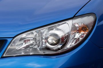 青いクルマのヘッドライト　Headlight of the bluish car