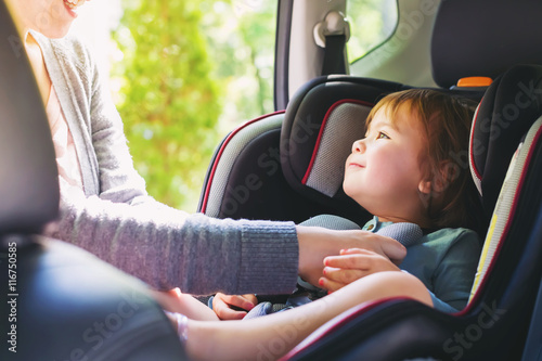 Cuadros en Lienzo Muchacha del niño en su asiento del coche