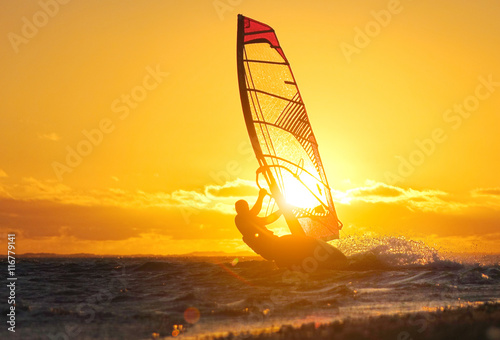 Obrazy Windsurfing  zeglujacy-na-desce-wodnej