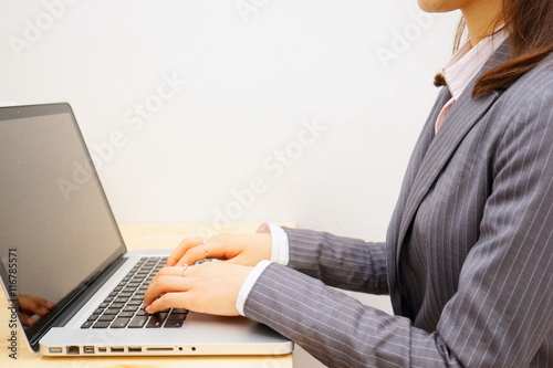Woman Using A Pc In A Office オフィス スマホ スマートフォン 女性 キャリアウーマン 会社 Stock Photo Adobe Stock