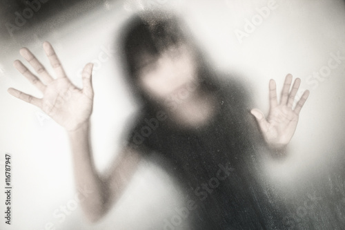 Fotografía No panic,woman behind stained or dirty window glass,Scary background for book co