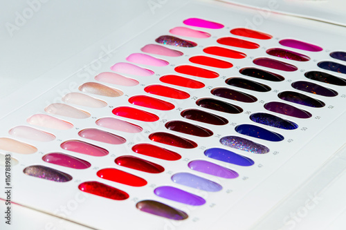 Fotografía Fila de esmaltes de uñas coloridas. Cuidado de uñas