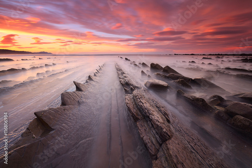 Foto Precioso atardecer en la playa de Sakoneta (País Vasco)
