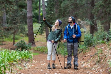 Poster - Hiker couple pointing at distance