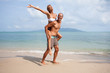 © plprod - couple s'amusant en riant sur une belle plage