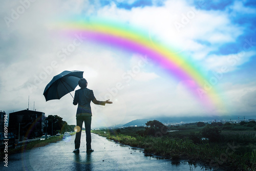 傘を差すビジネスマン 雨上がりの空と虹 Stock Photo Adobe Stock 傘を差すビジネスマン 雨上がりの空と虹 Stock Photo Adobe Stock