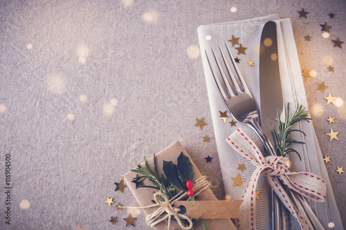 Fotografía Christmas table place setting, holidays copy space fairy light toning background