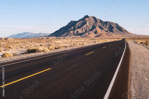 Beautiful road and landscape near Death Valley National Park showing Eagle Mountain in the background Tableau sur Toile