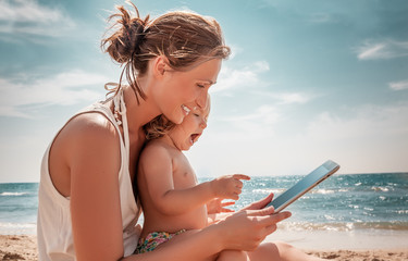 Canvas Print - Mutter und Kind am Strand mit Computer