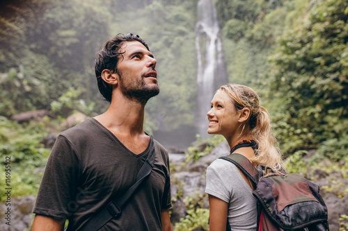 Fotografía Pareja joven con mochila de senderismo en la naturaleza